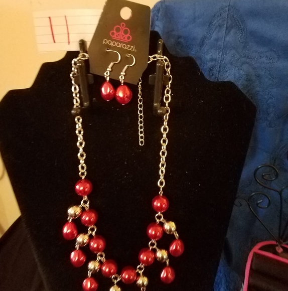 HI, I'm Deborah. I sell paparazzi jewelry. - Picture 1 of 4